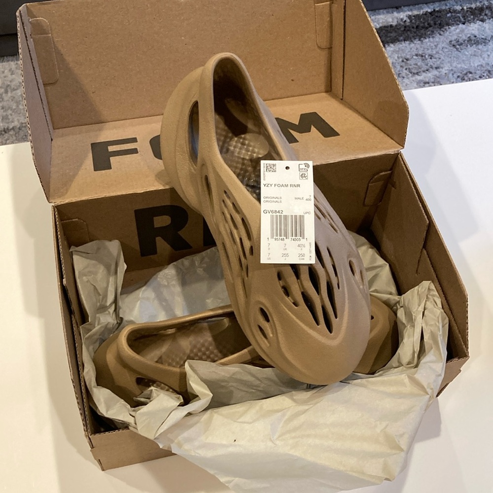 YEEZY foam runner “clay taupe” adidas Yeezy Foam RNR
Clay Taupe